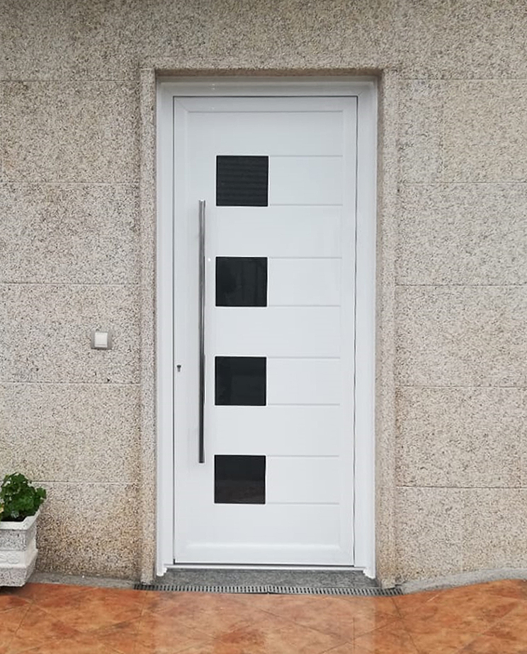 Puerta blanca principal
