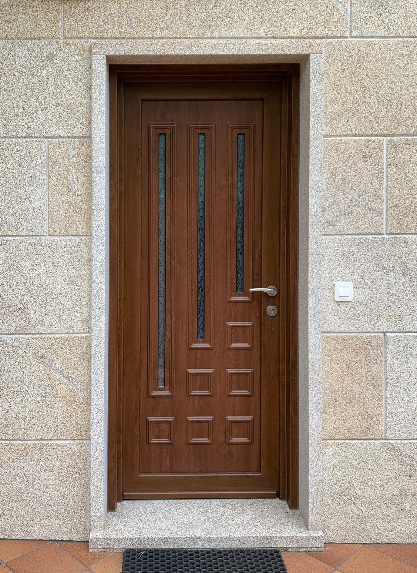 Puerta clásica madera